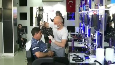 İstanbul’da berberler açıldı, ilk tıraşlar yapıldı