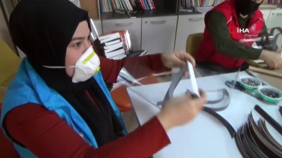  Mobilyada kullanılan jumbo ile 5 dakikada siperlikli maske üretiyorlar