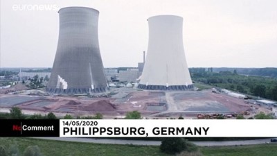 Almanya'da iki nükleer santral soğutma kulesi patlatılarak yıkıldı