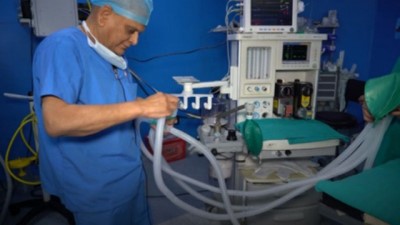 sili - Hindistan’da COVID-19: 4 kişilik solunum cihazı Videosu