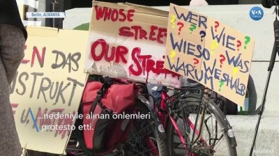 Berlin’de Kısıtlamalar Protesto Edildi