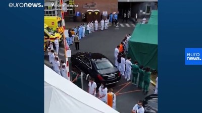 saglik personeli - Brüksel'de sağlık personeli, Başbakan Wilmes'i sırtlarını dönerek protesto etti Videosu