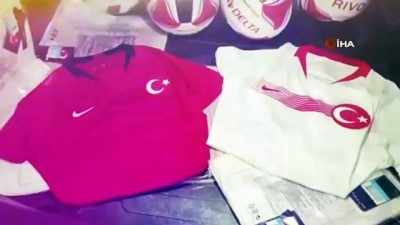genclik kollari -  19 Mayıs doğumlu gençlere, Cumhurbaşkanı Erdoğan’ın selamı ile Milli Takım forması hediye edildi Videosu