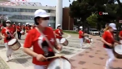 kalp hastasi -  Burhaniyeli öğretmen sırtında çocuğuyla halk bandosunda görev aldı Videosu