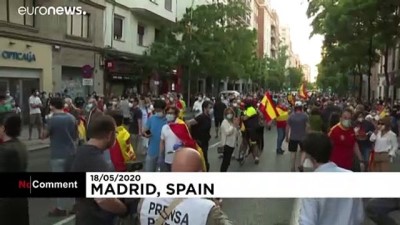 Covid-19 önlemlerini hafifletmeye başlayan İspanya'da ilk sokak protestosu: Başbakan istifa
