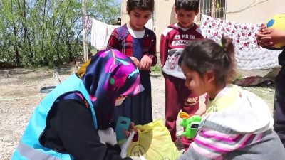 yetim cocuklar - Diyanetin Kur'an kursu öğreticileri iyilik dağıtıyor - VAN Videosu