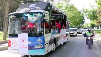 at bayrami - Elazığ'da üstü açık otobüs ile vatandaşlara 19 Mayıs coşkusu yaşatıldı Videosu