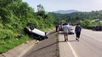 saglik personeli - Kardeşinin kaza yaptığını gören sağlık personeli gözyaşlarını tutamadı - DÜZCE Videosu