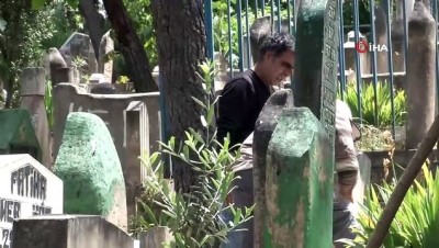  Kısıtlamayı duyan mezarlığa koştu
