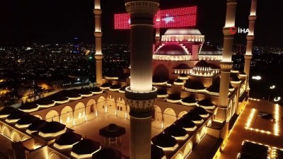 mahya -  Koronavirüs nedeniyle ibadete kapalı olan Çamlıca Camii  bu sene Kadir Gecesi'nde boş kaldı Videosu