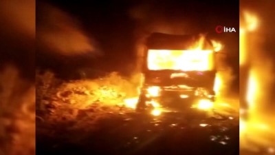  Mardin’de park halindeki tır alev alev böyle yandı