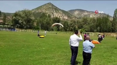 parasutcu -  Nallıhan'da 19 Mayıs kutlamalarında gökyüzünü yamaç paraşütçüleri kapladı Videosu