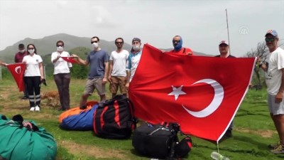 Ödemiş'te paraşütçüler bayramı havada kutladı - İZMİR