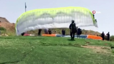 parasutle atlayis - Pamukkale’nin üstünde Türk Bayrağı ile uçtu Videosu