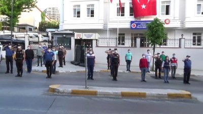  Pendik'te polisler 19.19'da İstiklal Marşı okudu