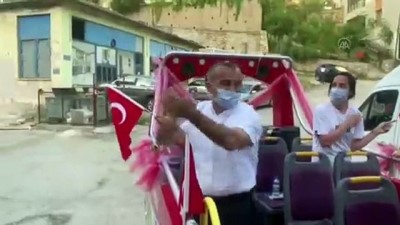 infaz koruma - Tunceli Valisi Sonel, 19.19'da balkonlardaki vatandaşlar ve milli sporcular ile İstiklal Marşı'nı okudu Videosu