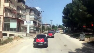 Türk bayrakları ve balonlarla süsledikleri araçlarıyla bayram turu attılar - KARABÜK