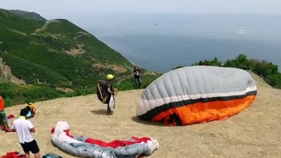 parasutcu - Yamaç paraşütleriyle gökyüzünde Türk bayrakları açtılar - TEKİRDAĞ Videosu