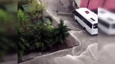 saganak yagmur -  Başkent’te sağanak yağmur sonrası sokaklarda su taşkınları meydana geldi Videosu