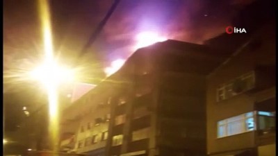  Kağıthane’de binanın çatısında korkutan yangın