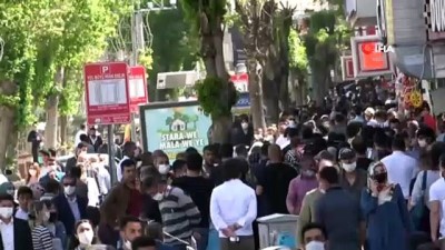  Maske takan Vanlılar, sosyal mesafeyi hiçe saydı...Bayram alışverişi yoğunluğu pes dedirtti