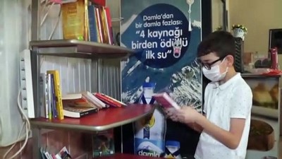 Pastanede kurulan kütüphaneden kitap alan çocuklara dondurma ikramı - İZMİR