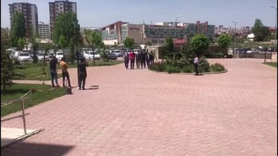 silahli kavga - Silahlı kavga: 1 ölü, 1 yaralı - Zanlı adliyeye sevk edildi - SİVAS Videosu
