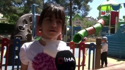 gunesli hava -  Sokağa çıkmalarına izin verilen çocuklar parklarda doyasıya eğlendi Videosu