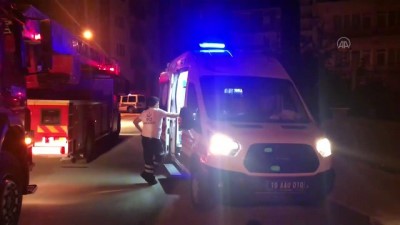 yardim cagrisi - Evlerinde çıkan yangında mahsur kalan yaşlı çifti itfaiye ekipleri kurtardı - ÇORUM Videosu