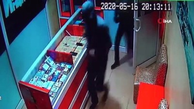 demir cubuk -  İftar saatinde girdikleri telefon dükkanından böyle hırsızlık yaptılar Videosu