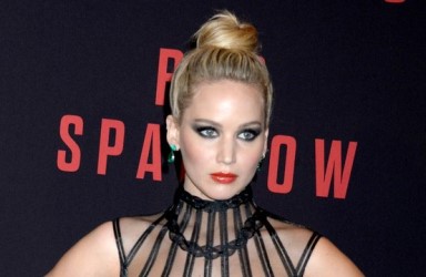 Jennifer Lawrence karantinada kendini içkiye vurdu!