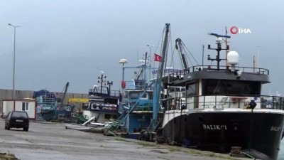  Amasra’da şiddetli fırtına... Dalgalar mendireği böyle dövdü