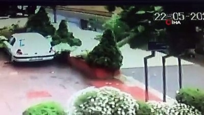  Kadıköy’de fırtına nedeniyle ağacın devrilme anı kamerada