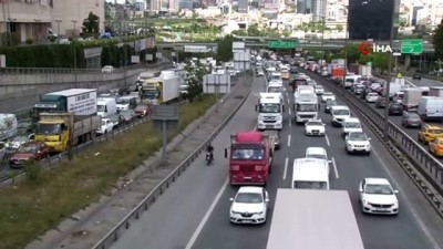  Mahmutbey Gişeler'de 4 günlük sokağa çıkma kısıtlaması öncesi trafik yoğunluğu