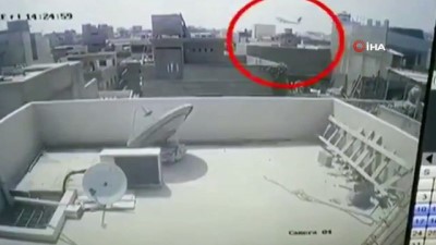 kamera kaydi -  - Pakistan’da yolcu uçağının düşme anı görüntüleri ortaya çıktı Videosu