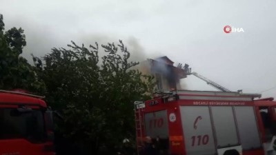  Yangından kaçarak çatıya sığınan 5 kişiyi itfaiye kurtardı