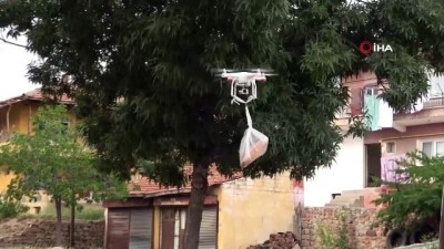mahalle bakkali -  Kısıtlamaya uydu, ekmeğini bakkaldan drone ile aldı Videosu