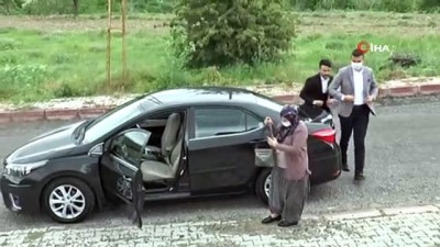 makam araci -  Belediye Başkanı şehit eşini evinden alarak mezarlığa götürdü Videosu