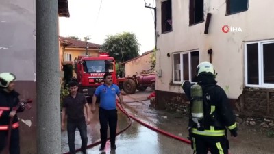  Bursa'da çıkan yangın bir evi küle çevirdi
