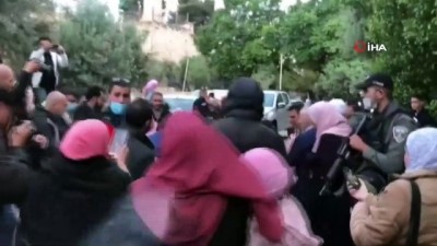  - İsrail polisi, Mescid-i Aksa çevresinde bayram namazını kılan Filistinlilere saldırdı