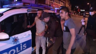 saglik ekibi -  Kadıköy’de “kız meselesi” kanlı bitti: 4 yaralı Videosu