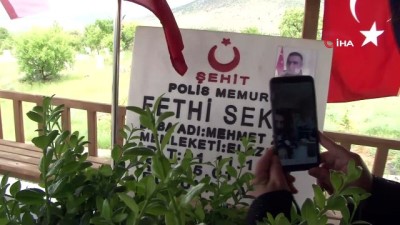 mezar tasi -  Kahraman şehit Sekin'in babası 7 bayramdır önce oğlunun kabrine gidiyor Videosu