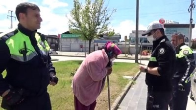  Kısıtlamaya rağmen dışarı çıkan yaşlı kadının yardım isteğini polis geri çevirmedi