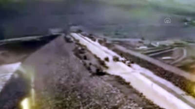 Kullandığı iş makinesiyle Alparslan-2 Barajı göletine düşen operatör kayboldu - Güvenlik kamerası - MUŞ