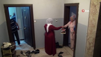  Mardin'de komşuların sosyal mesafeli bayram kutlaması
