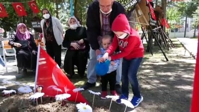 mezarlik ziyareti -  Minik Mete, şehit babasıyla kabrine su dökerek bayramlaştı Videosu