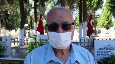 mezar tasi - Şehit oğlunun polis kıyafetini giyerek mezarını ziyaret etti - AYDIN Videosu