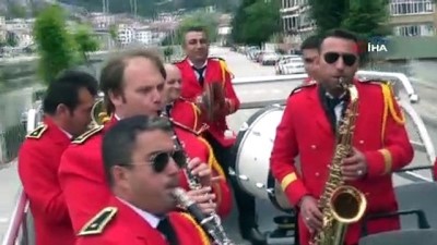  156 yıllık belediye bandosundan, sokağa çıkamayan vatandaşlara bayram konseri