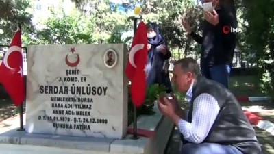 sehit annesi -  21 yıl geçti, acıları dinmedi...Şehitliklere bayram ziyaretleri sürüyor Videosu