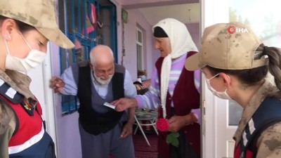 bayram harcligi -  65 yıllık evli  çiftin kadın astsubaylarla ‘Bayram Harçlığı’ diyaloğu gülümsetti Videosu